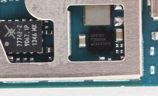 图为高通QFE1001芯片特写