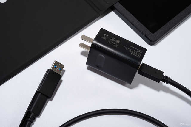 两侧无边框显示器