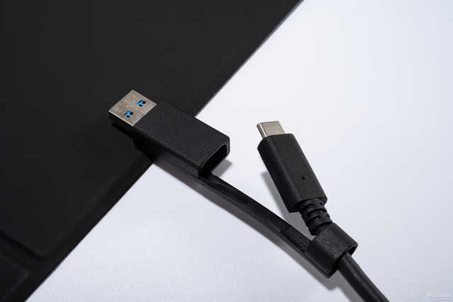 两侧无边框显示器