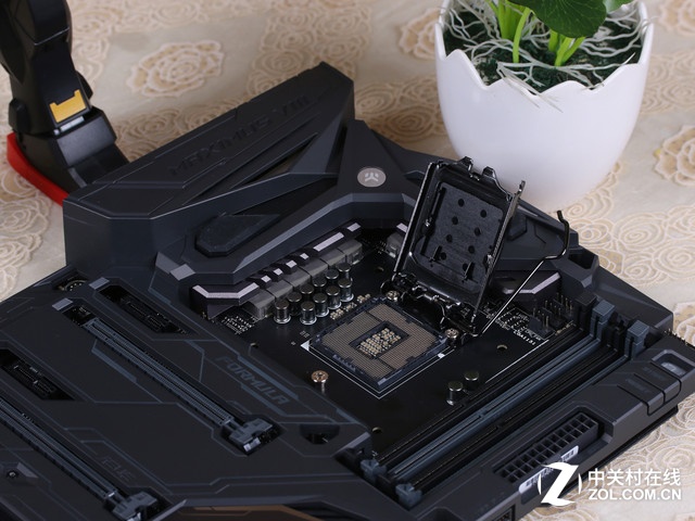 信仰灯效再升级 华硕M8F主板特色解析 