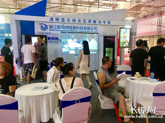 玻璃里面有显示器广告