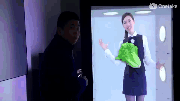 玻璃里面有显示器广告