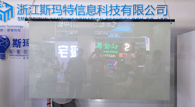 玻璃里面有显示器广告