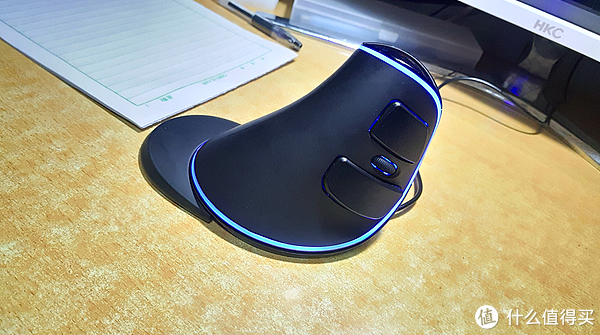 IT数码 篇一：DELUX 多彩 M618Plus 立式人体工程学鼠标到底值不值得买？个人使用与心得