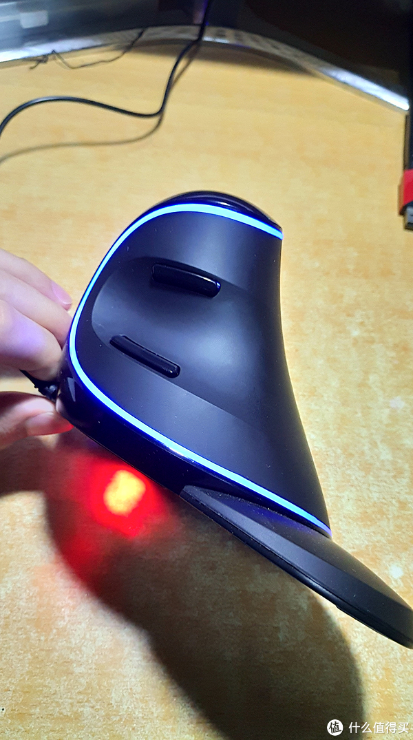 IT数码 篇一：DELUX 多彩 M618Plus 立式人体工程学鼠标到底值不值得买？个人使用与心得