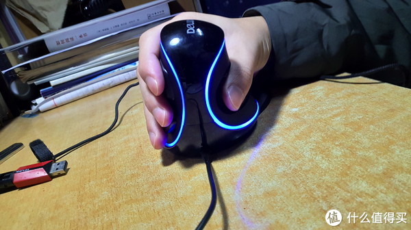 IT数码 篇一：DELUX 多彩 M618Plus 立式人体工程学鼠标到底值不值得买？个人使用与心得