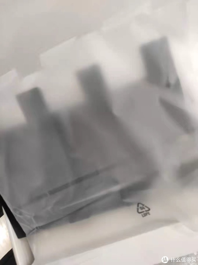 有层膜包着，那四个天线挖了四个洞，露出来的，我这已经拆了才想起来拆照