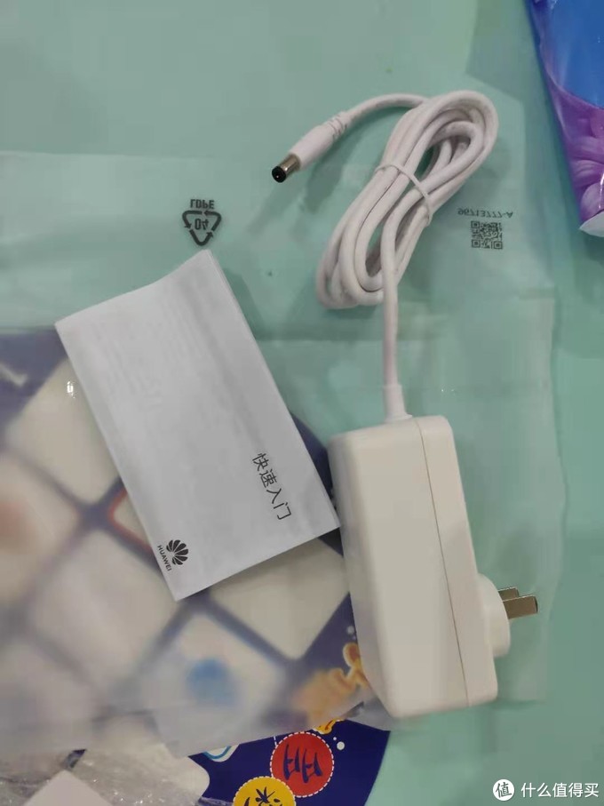 底下是电源和说明书，黑色路收器配个白色电源，不喜欢