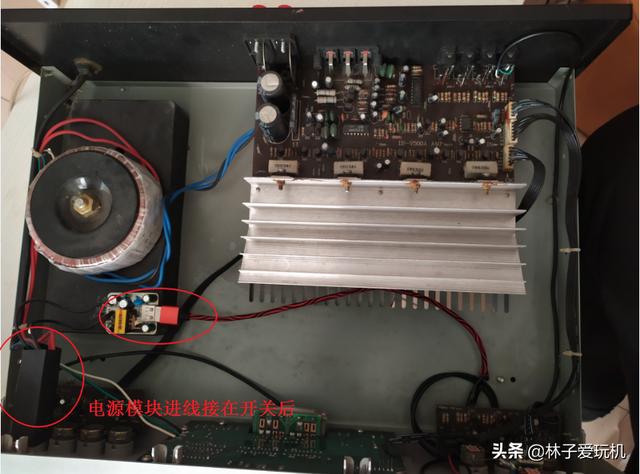 电脑关机后显示器闪烁_台式电脑关机状态下闪烁黑白兰红色的屏幕怎么回事_电脑重装后显示不出桌面