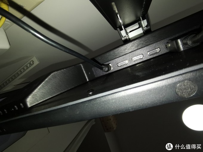 显示器后面一个dp1.3， 3个hdmi