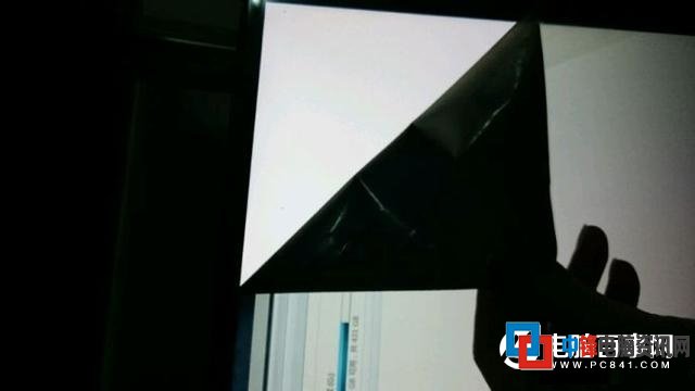 电脑屏幕上有层偏光膜 手欠撕下来可就“瞎”了！
