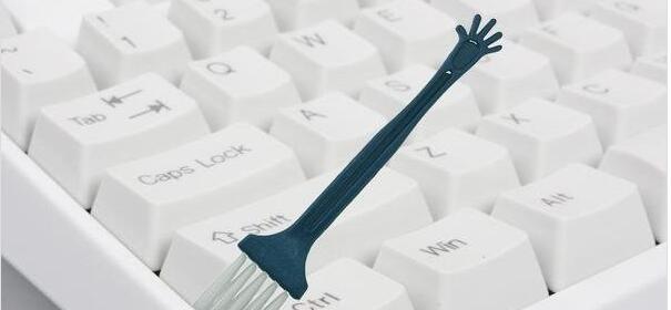 清洗键盘方法四：刷子刷