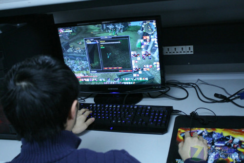 只为Wow! Razer那伽梵蛇熔岩之心首测 