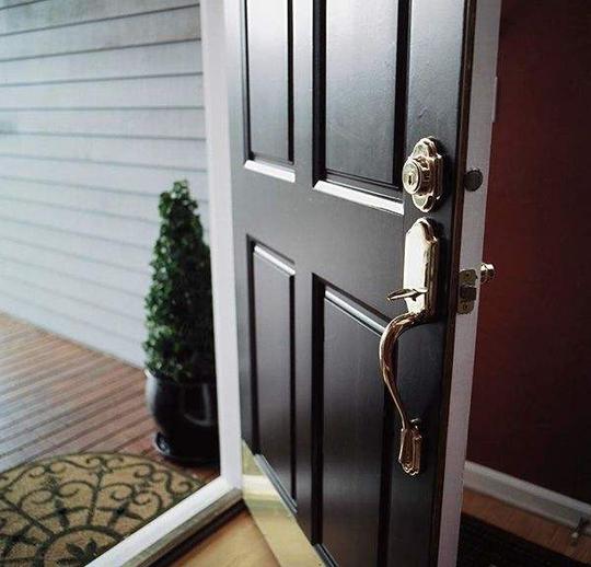 防盗门不安全，加装插销就安全了？老爸来家一看：简直多此一举！