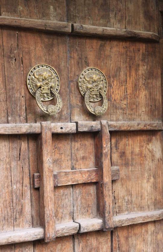 防盗门不安全，加装插销就安全了？老爸来家一看：简直多此一举！