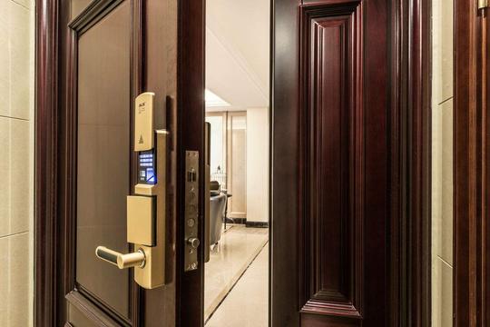 防盗门不安全，加装插销就安全了？老爸来家一看：简直多此一举！