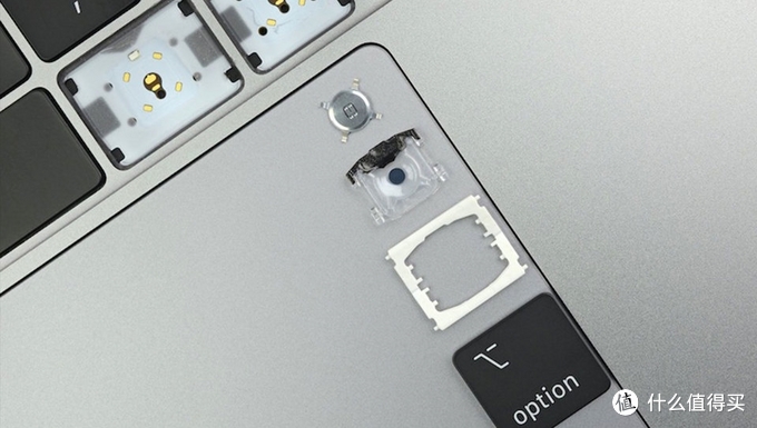 电脑前吃荔枝，不小心果汁溅到了键盘上
