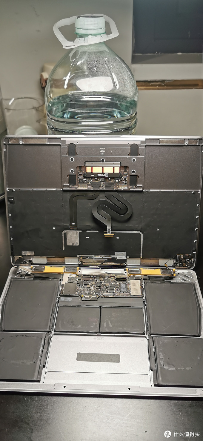 打开后盖的所有螺丝，小心分开，注意排线不要扯断了。