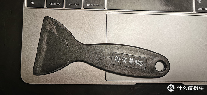 电池组是有胶贴在底壳上的，买电池地方会配送这种铲子。