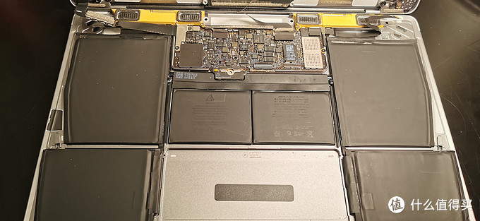 电池上好之后，注意小心把排线安装回去。