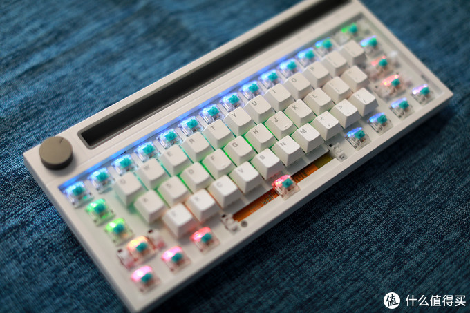 轴体是firstblood，据说是华诺代工，兰轴，手感中规中矩