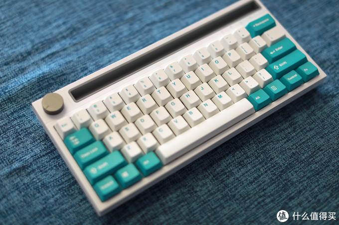 原装键帽很低调，可以自己换一些萌萌的键帽