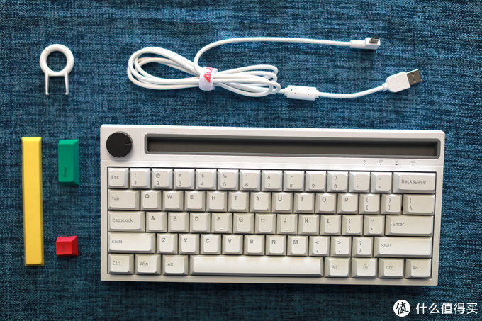 全部的配件有三个彩色键帽、拔键器、type-c数据线