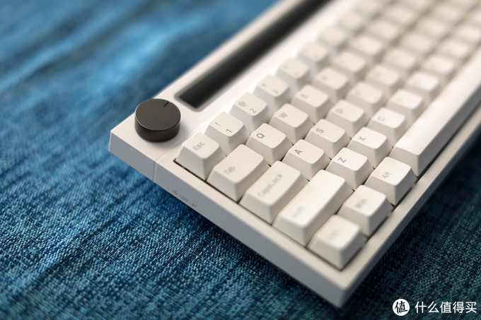 音量旋钮是这把键盘的灵魂，可以直接调音量以及按下静音