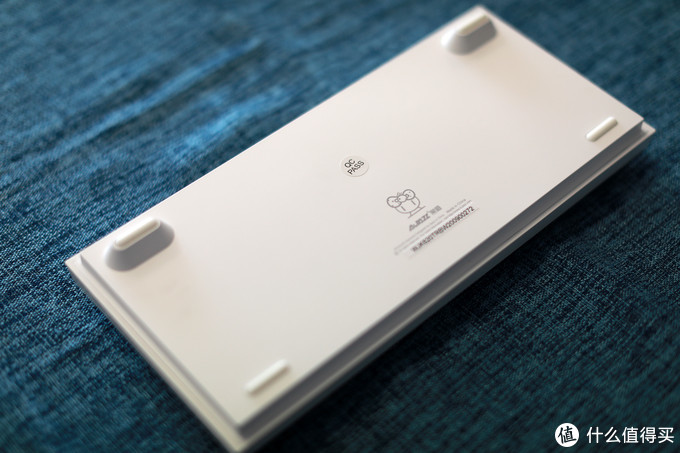 背面没有折叠脚撑，用了两个小耳朵替代，整个高度稍微有点高