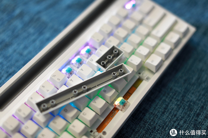 键帽手感好评，捕获者代工的PBT二色注塑键帽，闭口，不透光