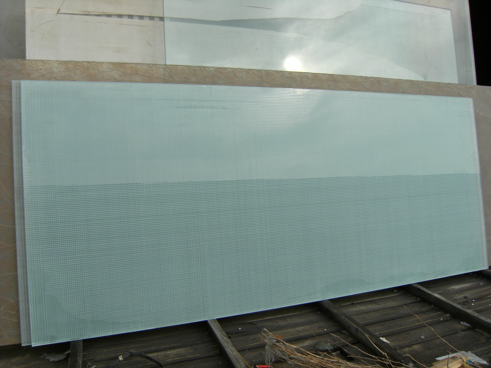 显示器屏幕表面的偏光膜，不小心揭下来屏幕变白