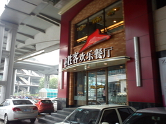 外观方面，黑色与白色混搭在潮流趋势中一直名列前茅，经久不衰的经典颜色更是成为了时尚的风向标，MT25i作为索尼一方的最新款手机其外形小巧，即使是女孩娇小的手掌也可以轻松单手操控。