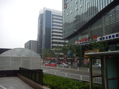 外观方面，黑色与白色混搭在潮流趋势中一直名列前茅，经久不衰的经典颜色更是成为了时尚的风向标，MT25i作为索尼一方的最新款手机其外形小巧，即使是女孩娇小的手掌也可以轻松单手操控。