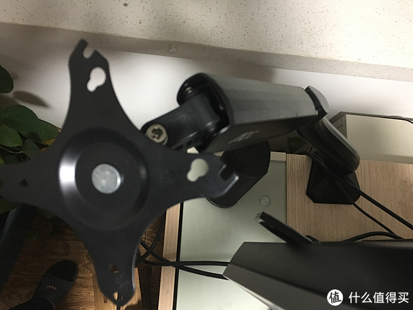 AOC不仅做显示器，还有99元的显示器支架—SBX03显示器支架开箱及简单使用