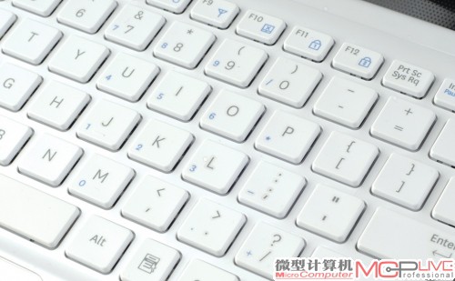 上网本相对于平板有一个应用体验的优势就在于实体键盘上,无论聊天还是办公,大家公认键盘都要比触摸屏好用得多。 上网本相对于平板有一个应用体验的优势就在于实体键盘上,无论聊天还是办公,大家公认键盘都要比触摸屏好用得多。
