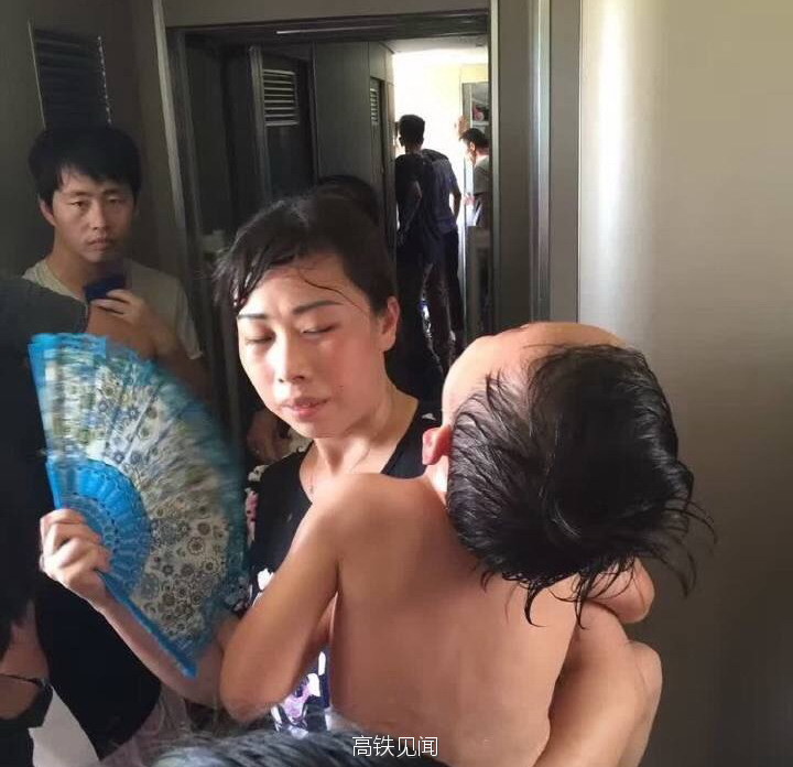 G79次列车内闷热的乘客