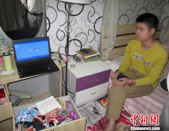 “2015年相册”手机木马病毒制作传播者何某落网。 供图 摄